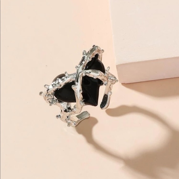 Black decor stone heart ring with silver vine - Picture 2 of 3